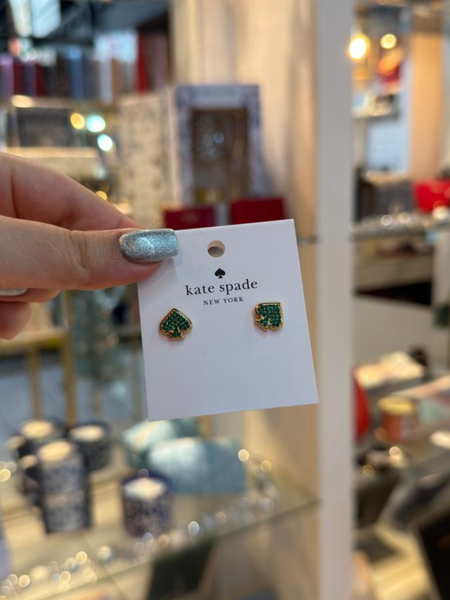Aretes espadas con brillos verdes