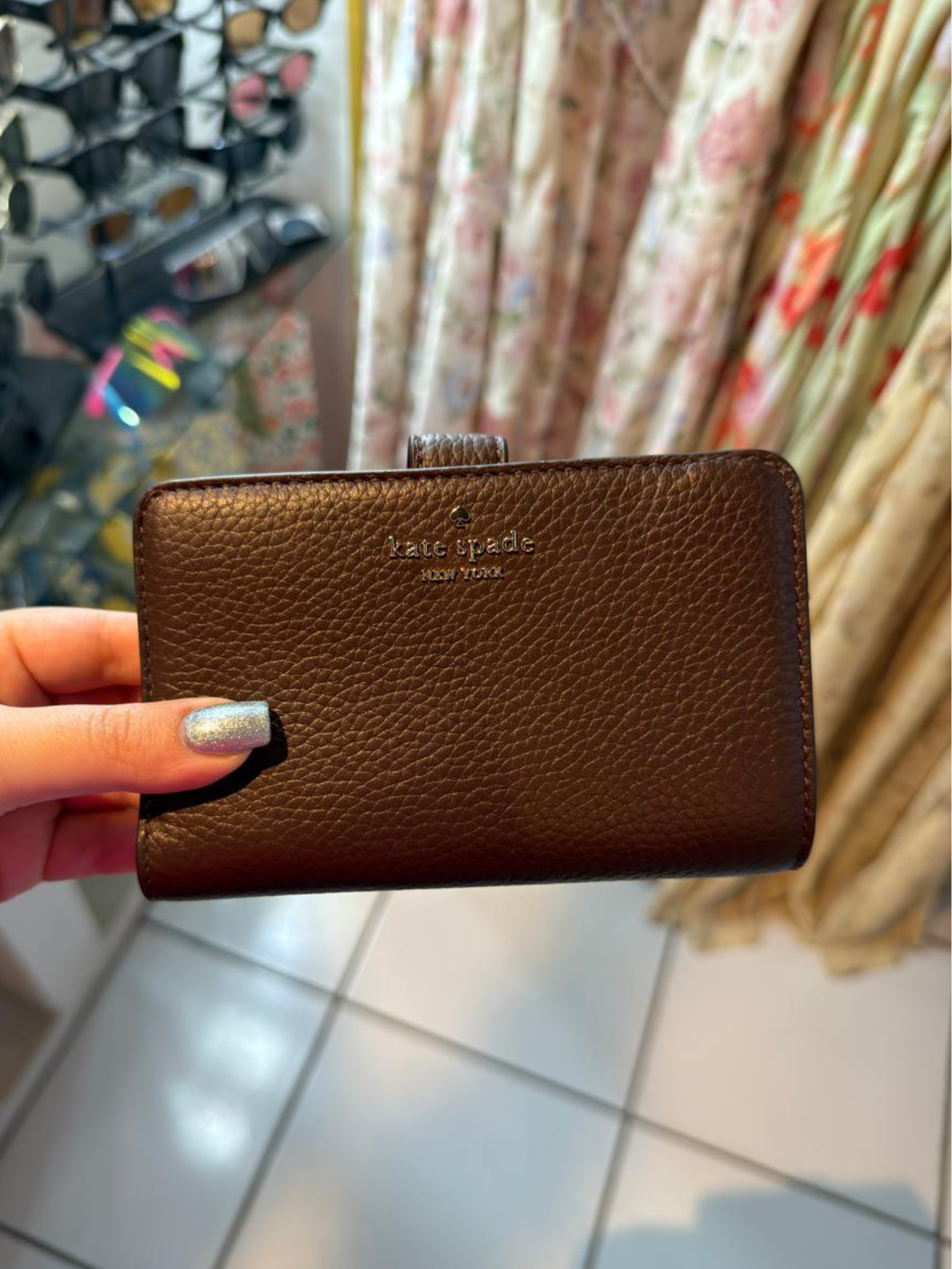 Cartera mediana café Kate Spade