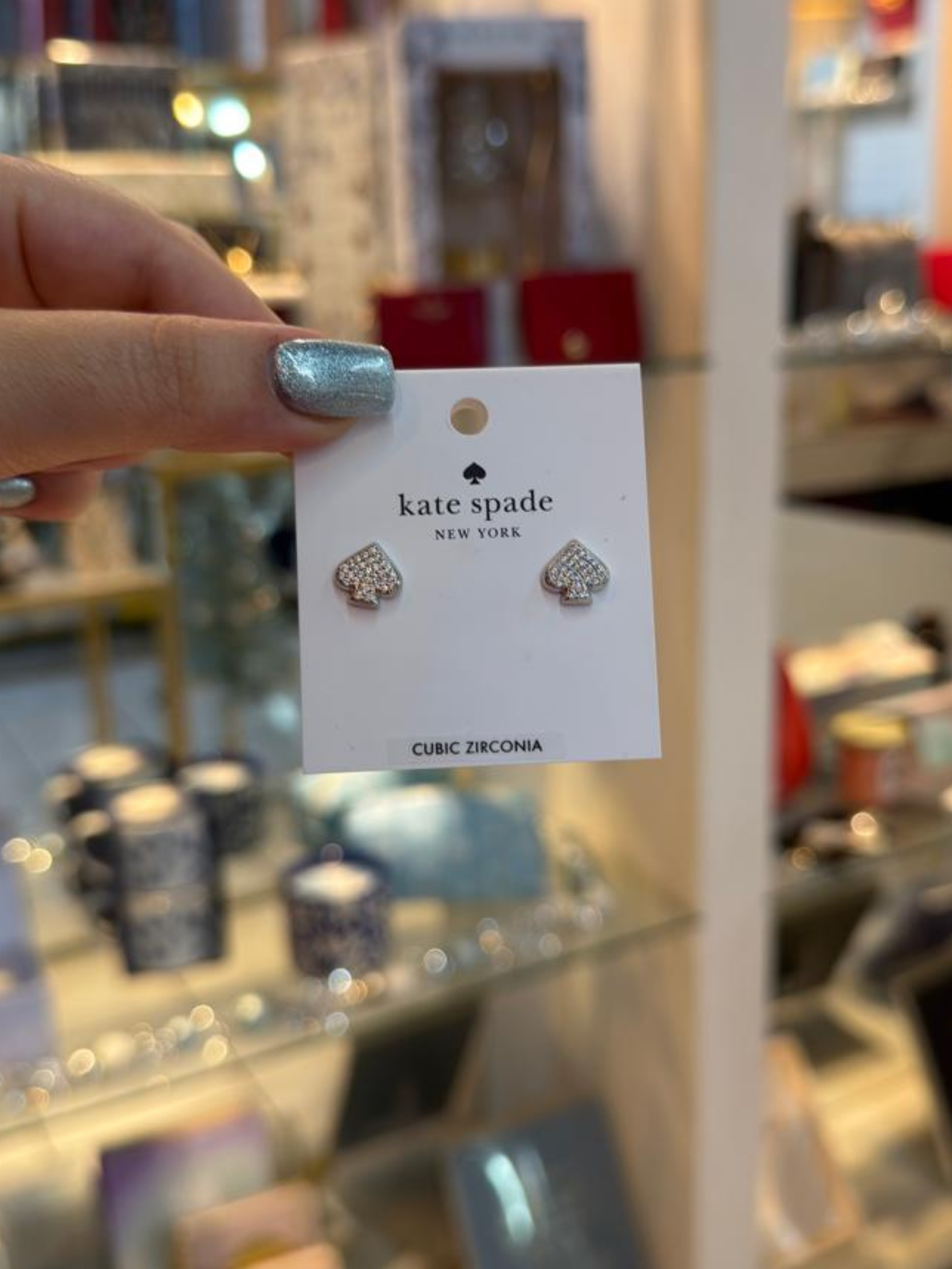 Aretes plateados de espadas con brillos