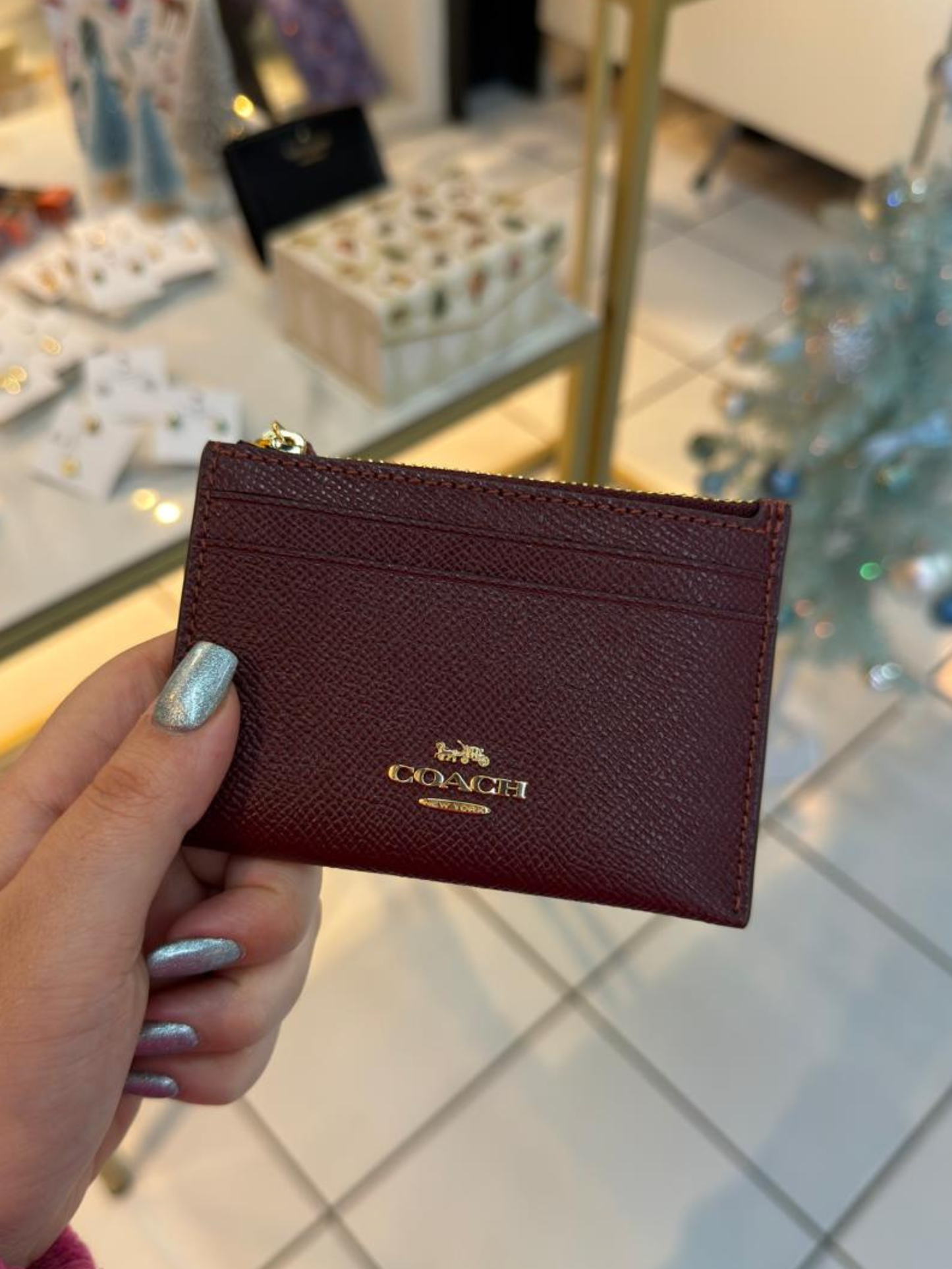 Tarjetero con zíper guinda Coach